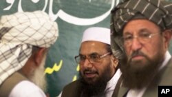 Hafiz Mohammad Saeed, giữa, Giáo sĩ Hồi giáo đã sáng lập Lashkar-e-Taiba.