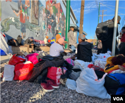 Migran nan vil El Paso, Texas, 7 Janvye 2023. (Foto: Jorge Agobian / VOA Espayol)