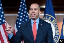 Lide Minorite Lachanm Depite, Hakeem Jeffries (Demokrat Nouyok) pandan yon konferans de pres nan Washington, Jedi 12 Janvye 2023.