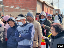 Migran nan vil El Paso, Texas, 7 Janvye 2023. (Foto: Jorge Agobian / VOA Espayol)