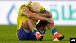 Neymar reyaji apre echek ekip Brezil la pandan chout penalite yo nan match ka de final yo kont Krowasi nan Mondyal Foutbol Qatar la, 9 Desanm, 2022. 