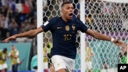 Vedet seleksyon nasyonal La Frans Kylian Mbappe selebre apre li make 2em gol ekip la nan match Gwoup D li kont Danmark, Samdi 26 Nov. 2022. 