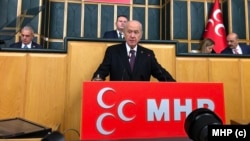 MHP lideri Bahçeli, "Şayet teröristbaşının tecridi kaldırılırsa, gelsin TBMM DEM Parti grup toplantısında konuşsun. Terörün tamamen bittiğini ve örgütün lağvedildiğini haykırsın” dedi.