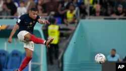 Tiền đạo Pháp Kylian Mbappe sút bóng trong trận đấu với Đan Mạch ngày 26/11/2022. 