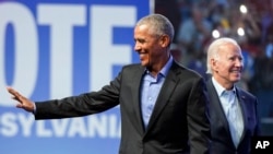 Ansyen Prezidan Etazini Barack Obama ak Prezidan Joe Biden rive nan yon miting politik nan eta Pensilvani, Samdi 5 Nov. 2022. 