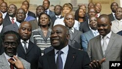 Ông Gbagbo (giữa) một mực cho là ông tái đắc cử và đã bổ nhiệm thủ tướng mới