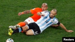 Trong trận bán kết World Cup 2014, cầu thủ Javier Mascherano của Argentina đã va đầu vào một cầu thủ Hà Lan, và phải ra ngoài biên nằm hai phút mới trở lại sân được.