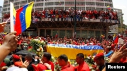 Linh cữu nhà lãnh đạo quá cố Hugo Chavez đi qua các con phố ở thủ đô Caracas.