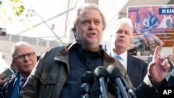 Steve Bannon (mitan) yon alye ansyen Prezidan Donald Trump ke yon jij kondane pou l pase 4 mwa nan prizon, pale ak lapres nan moman lap kite tribinal federal Washington nan, Vandredi 21 Oktob, 2022. 