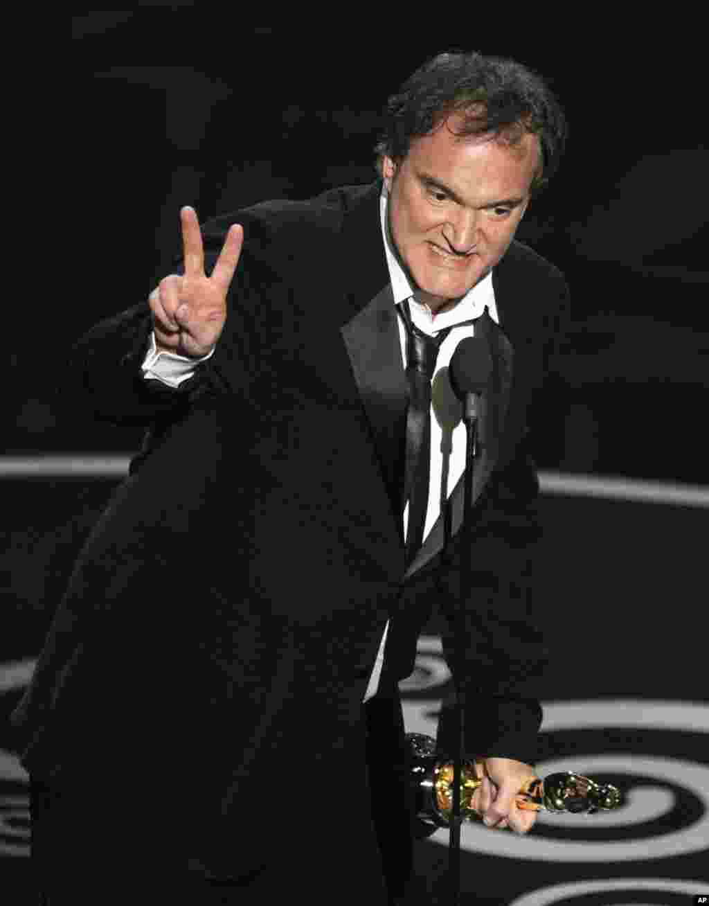 Quentin Tarantino nhận giải Oscar về truyện phim Django Unchained.