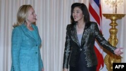 Ngoại trưởng Hoa Kỳ Hillary Clinton (trái) và Thủ tướng Thái Lan Yingluck Shinawatra