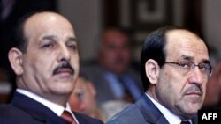 Thủ tướng Iraq Nouri al-Maliki (phải) và Bộ trưởng Nội vụ Iraq Jawad al-Bolani trong một cuộc họp báo ở Baghdad