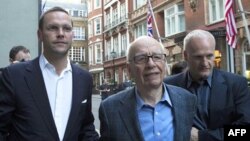 James Murdoch (trái) và Rupert Murdoch (giữa) từ chối ra điều trần trước Quốc hội Anh