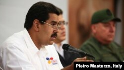 Phó Tổng thống Venezuela Nicolas Maduro (trái) phát biểu trong cuộc họp với các nhà lãnh đạo chính trị và quân sự tại Dinh Miraflores ở Caracas, ngày 5/3/2013.