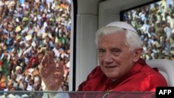 Ðức Giáo Hoàng Benedict XVI vẫy chào đám đông hơn 30.000 tín đồ tại một sân vận động ở Cotonou, Benin, ngày 20/11/2011