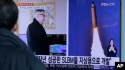 Hình ảnh lãnh tụ Bắc Hàn Kim Jong Un và một vụ phóng tên lửa trên truyền hình Hàn Quốc hồi tháng Hai.