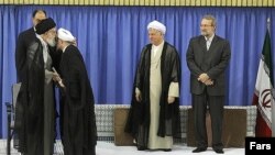 Nhà lãnh đạo tối cao Iran Ayatollah Ali Khamenei chứng thực và xác nhận chức vụ Tổng thống của ông Rouhani tại một buổi lễ chính thức được phát hình trên toàn cõi Iran