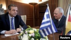 Bộ trưởng Tài chính Đức Wolfgang Schaeuble ([phải) gặp Thủ tướng Hy Lạp Antonis Samaras tại Athens, ngày 18/7/2013.