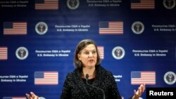 Trợ lý Ngoại trưởng Hoa Kỳ Victoria Nuland nói chuyện tại một cuộc họp báo ở Kyiv, 7/2/14