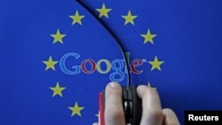 Logo của Google và EU trên một tấm di chuột (ảnh tư liệu, tháng 4/2015)