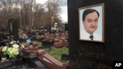 Một tấm bia trên mộ luật sư Sergei Magnitsky tại một nghĩa trang ở Moscow.