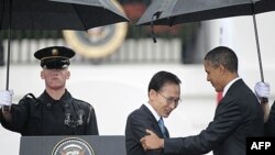 Tổng thống Hoa Kỳ Barack Obama chào đón Tổng thống Nam Triều Tiên Lee Myung-bak tại một buổi lễ tại sân cỏ phía Nam của Tòa Bạch Ốc, ngày 13/10/2011