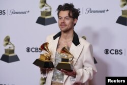 Harry Styles poze pou yon foto ak pri Grammy li pou Meye Albom Pop ak Albom Ane a pou "Harry's House" pandan seremoni remiz pri Grammy yo nan Los Angeles, 5 Fevriye 2023.