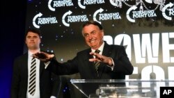 Ansyen Prezidan zel dwat Brezilyen Jair Bolsonaro (a dwat) pale bo kote fondate oganizasyon Turning Point USA nan vil Doral, Miami, 3 Fevriye, 2023.