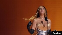 Beyonce aksepte pri pou Meye Albom Mizik Dans Elektwonik pou "Renaissance" pandan seremoni remiz pri Grammy a nan Los Angeles, 5 Fevriye 2023. 