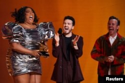 Lizzo aksepte pri pou Disk Ane a pou "About Damn Time" pandan seremoni remiz pri Grammy yo nan Los Angeles, 5 Fevriye 2023.