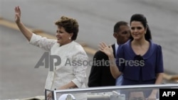 Bà Dilma Rousseff (trái) vẫy chào các ủng hộ viên sau khi tuyên thệ nhậm chức Tổng thống Brazil