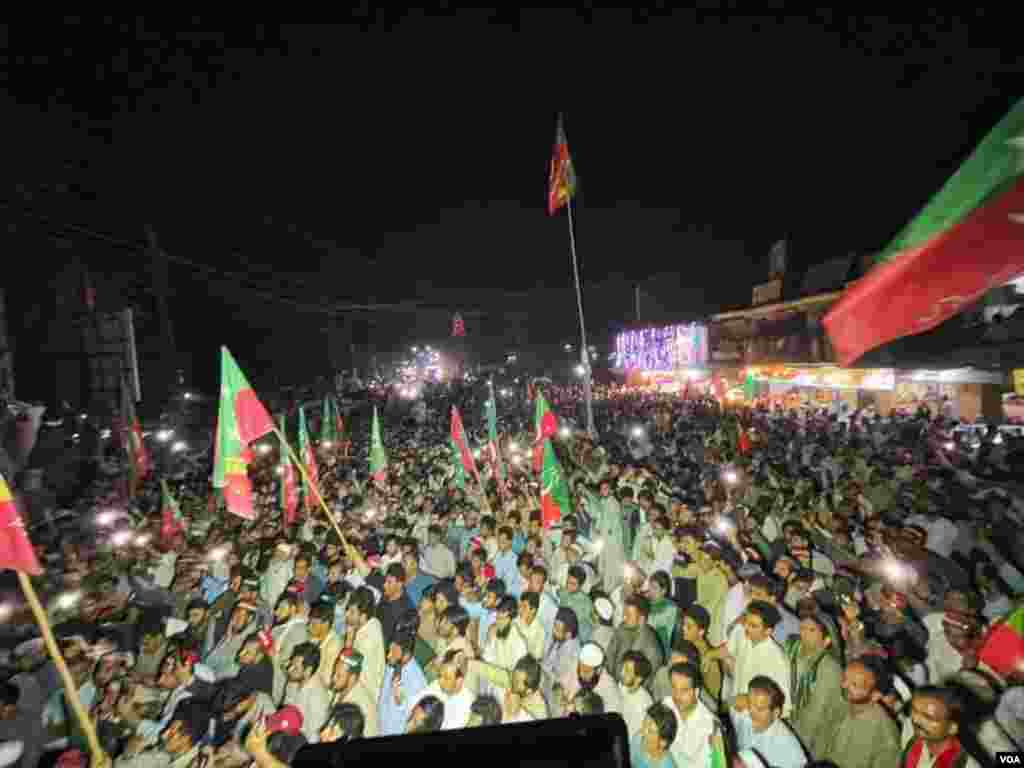 صوبہ خیبر پختونخوا کے مرکزی شہر پشاور میں تحریک انصاف کے حامیوں نے احتجاج کیا اور عمران خان کے حق میں نعرے لگائے۔