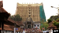 Các tín đồ tụ tập tại ngôi đền Sree Padmanabhaswamy thuộc bang Kerala, Ấn Độ