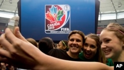 Tiền đạo Christine Sinclair của Canada chụp hình với các fan trẻ nhân dịp FIFA khai trương biểu tượng World Cup Bóng đá Nữ 2015 (ngày 14/12/2012)