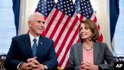 Phó Tổng thống đắc cử Mike Pence gặp lãnh đạo khối thiểu số Hạ viện Nancy Pelosi tại Điện Capitol ở Washington, 17/11/2016.