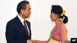 Lãnh đạo Myanmar Aung San Suu Kyi bắt tay với Bộ trưởng Ngoại giao Trung Quốc Vương Nghị tại Naypyitaw, ngày 5/4/2016.