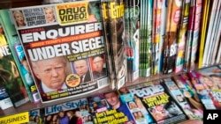 National Enquirer là một tờ báo lá cải chuyên đăng những chuyện giật gân về những người nổi tiếng và thường được bày bán trong các siêu thị ở Mỹ.