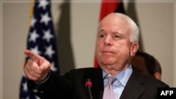 Thượng nghị sĩ John McCain thuộc đảng Cộng hòa phát biểu trước các phóng viên trong chuyến đi thăm Tripoli, Libya, ngày 29/9/2011