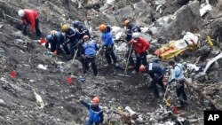 Nhân viên cứu hộ tại hiện trường tai nạn máy bay của hãng Germanwings gần Seyne-les-Alpes, Pháp, ngày 26/3/2015.