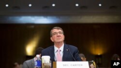 Bộ trưởng Quốc phòng Hoa Kỳ Ashton Carter phát biểu trong cuộc điều trần trước Ủy ban Quân vụ Thượng viện, ngày 9/12/2015. Ông Carter cho biết quân đội Mỹ đang tăng mạnh chiến dịch chống nhóm Nhà nước Hồi giáo với việc điều động các binh sĩ thuộc lực lượng đặc biệt và nới rộng các cuộc không kích.