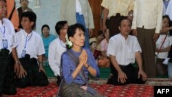 Lãnh tụ dân chủ Miến Ðiện Aung San Suu Kyi thăm một tu viện Phật giáo ở Bago, phía bắc Yangon, ngày 14/8/2011