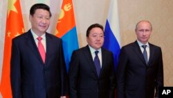 Từ phải: Tổng thống Nga Vladimir Putin, Tổng thống Mông Cổ Tsakhiagiin Elbegdorj và Chủ tịch Trung Quốc Tập Cận Bình dự hội nghị thượng đỉnh ở Dushanbe, Tajikistan, 11/9/14