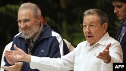 Chủ tịch Cuba Raul Castro (phải) và cựu Chủ tịch Fidel Castro (trái) trong buổi lễ bế mạc đại hội đảng Cộng Sản tại Havana, ngày 19/4/2011