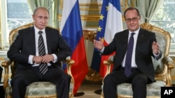 Tổng thống Pháp Francois Hollande (phải) gặp Tổng thống Nga Vladimir Putin để bàn về việc hợp tác chống Nhà nước Hồi giáo.