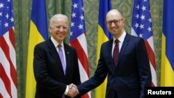 Phó Tổng thống Mỹ Joe Biden bắt tay với Thủ tướng Ukraine Arseniy Yatsenyuk trong cuộc họp tại Kiev, ngày 21/11/2014.