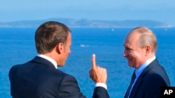 Russia Ukraine Talking to Putin