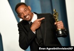 Will Smith rive nan fet Oscar Vanity Fair la Dimanch 27 Mas ak pri Oscar li nan men'l.