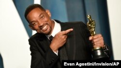 Will Smith rive nan fet Oscar Vanity Fair la Dimanch 27 Mas ak pri Oscar li nan men'l. 