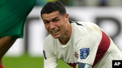 Jwe Potige Cristiano Ronaldo reyaji apre li rate yon opotinite pou l make yon gol nan match ka de final seleksyon nasyonal Potigal la kont Mawok, nan Doha, Qatar, 10 Desanm, 2022. 