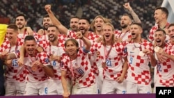 Các cầu thủ Croatia bao gồm tiền vệ số 10 Luka Modric (giữa) ăn mừng với huy chương đồng sau khi giành chiến thắng trong trận tranh hạng ba World Cup 2022 giữa Croatia và Maroc tại Sân vận động Quốc tế Khalifa ở Doha, ngày 17 tháng 12 năm 2022.